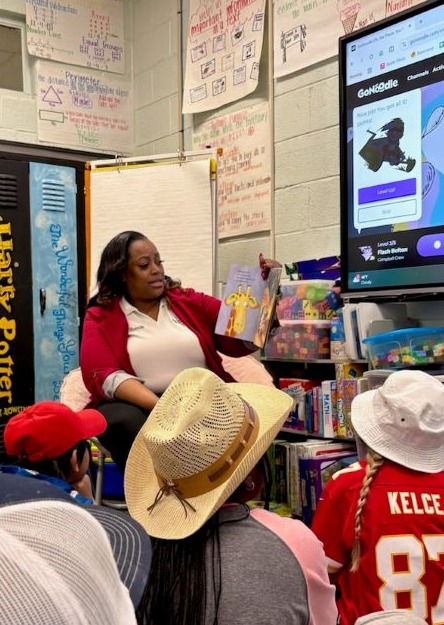 Shanda Logan reading to 3rd grade class
